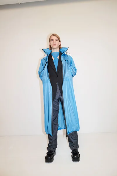 Look 16
